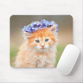 紫色の花の花輪をした子猫 マウスパッド (マウス)