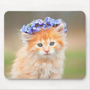 紫色の花の花輪をした子猫 マウスパッド