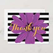 紫色の花の黒と白のストリップ ポストカード (正面/裏面)