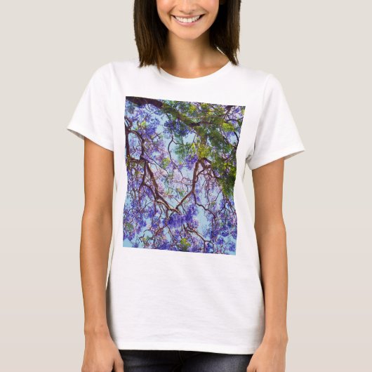 紫色の花を咲かせるジャカランダの木 オイルペイント Tシャツ (正面)
