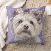 紫色の花を持つ可愛い小さなマルチーズの子犬 クッション (ブランケット)