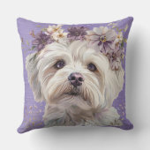 紫色の花を持つ可愛い小さなマルチーズの子犬 クッション (裏面)