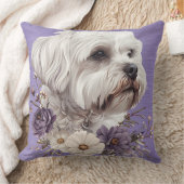 紫色の花を持つ可愛い小さなマルチーズの子犬 クッション (ブランケット)