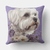 紫色の花を持つ可愛い小さなマルチーズの子犬 クッション (裏面)
