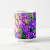 紫色の花を持つ岩の水彩写真マグカップ コーヒーマグカップ (中央)