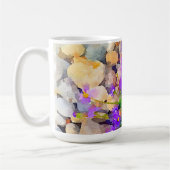 紫色の花を持つ岩の水彩写真マグカップ コーヒーマグカップ (左)