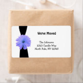 紫色の花を持つ黒いリボン新しい住所 ラベル (インサイチュ)