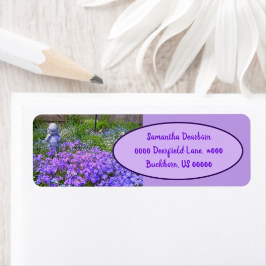 紫色の花を見たかわいい少女の庭の像|過去記事 ラベル (インサイチュ)