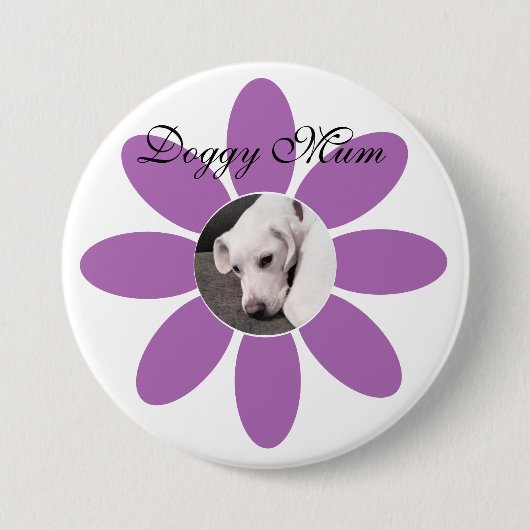 紫色の花枠に入ったかわいい子犬の写真 缶バッジ (正面)