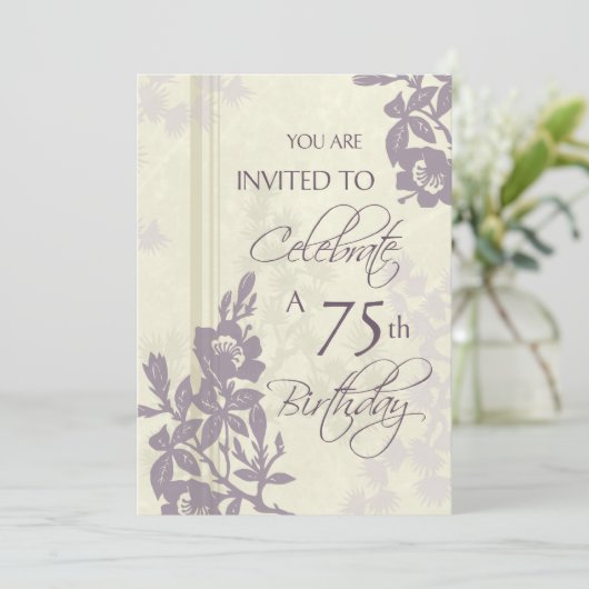 紫色の花柄の第75誕生日のパーティの招待状カード 招待状 (スタンド正面)