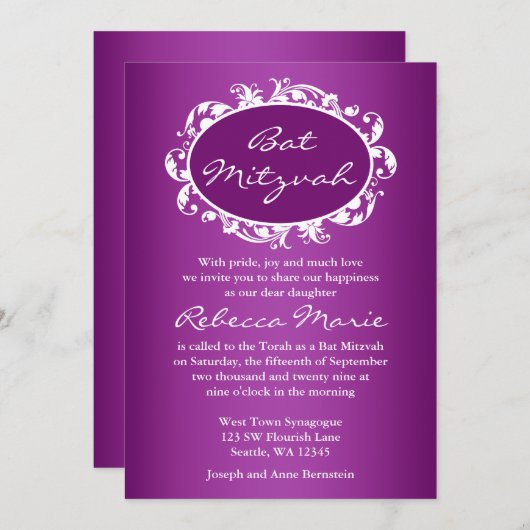 紫色の花模様の渦巻きフレームバルミツワー 招待状 (正面/裏面)