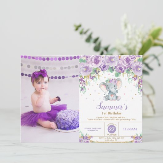 紫色の花象の第1誕生日の女の子の写真 招待状 (スタンド正面)