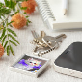 紫色の花首付き白絵画猫 キーホルダー (側面)