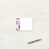紫色の花首付き白絵画猫 ポストイット (デスク上)