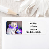 紫色の花首付き白絵画猫 ラベル (インサイチュ)