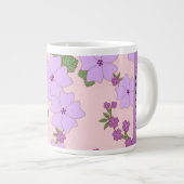 紫色の花、花のパターン、あなたの名前 ジャンボコーヒーマグカップ (正面右)