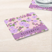 紫色の花、花のパターン、あなたの名前 スクエアペーパーコースター (アングル)