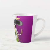 紫色の草の中の可愛いホルスタイン牛 カフェラテマグ (右)