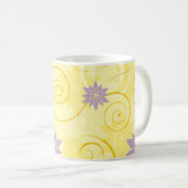 紫色の蓮の花模様の黄色い渦巻き コーヒーマグカップ (正面右)