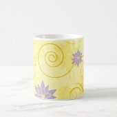 紫色の蓮の花模様の黄色い渦巻き コーヒーマグカップ (中央)