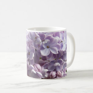 紫色の薄紫淡い色の花のマクロ写真 コーヒーマグカップ