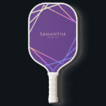 紫色の虹のジオメトパーソナライズされたリ名 ピックルボールラケット<br><div class="desc">紫色と虹色の虹色の幾何学的に重なる正方形のデザインとトレンディー名モダンフォントとオプションの電話番号。背景色とフォントはZazzleテンプレートデザインツールで変更できる。</div>