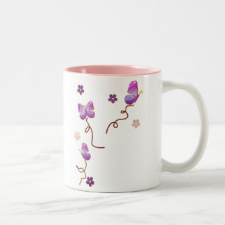 紫色の蝶および花 ツートーンマグカップ