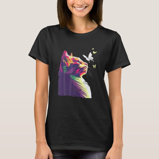 紫色の蝶とカラフルな美しい猫 Tシャツ (正面)
