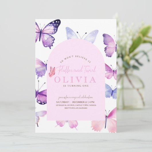 紫色の蝶ガールの最初の誕生日レインボー 招待状 (スタンド正面)