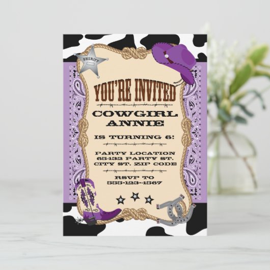 紫色の西部の女性のカーボーイの誕生会 招待状 (スタンド正面)