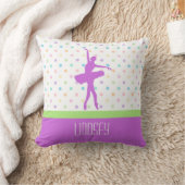 紫色の詳細を持つパステル調のポルカ点々のあるなチュチュのダンサー クッション (ブランケット)