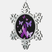 紫色の認識度のリボン スノーフレークピューターオーナメント (右)