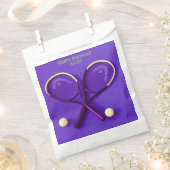 紫色の誕生日パーティーラケットとボールテニス フェイバーバッグ (クリップ留めされた状態)