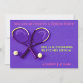 紫色の誕生日パーティーラケットとボールテニス 招待状 (正面)