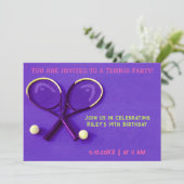 紫色の誕生日パーティーラケットとボールテニス 招待状 (スタンド正面)