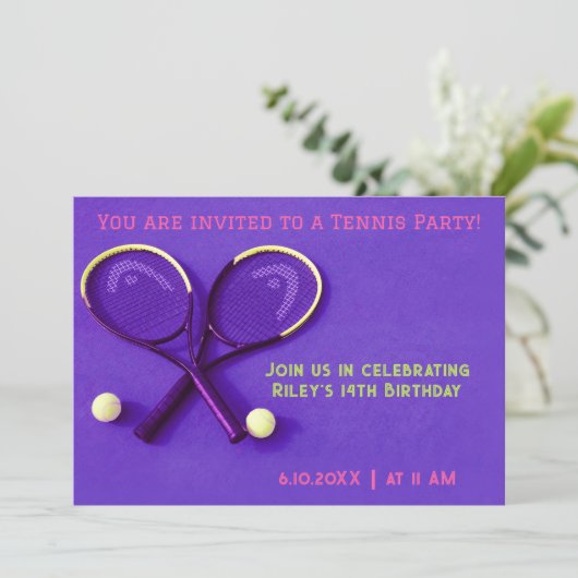 紫色の誕生日パーティーラケットとボールテニス 招待状 (スタンド正面)