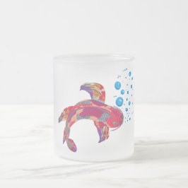 紫色の赤い日没のコイの魚および泡によって曇らされるマグ フロストグラスマグカップ