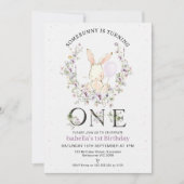 紫色の野草花いくつかのバニー1歳の誕生日 招待状 (正面)