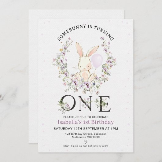 紫色の野草花いくつかのバニー1歳の誕生日 招待状 (正面/裏面)
