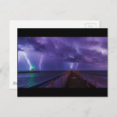 紫色の雨で雷雨の中の灯台 ポストカード (正面/裏面)