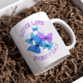 紫色の青い明るいモダン蝶飛んでいる コーヒーマグカップ