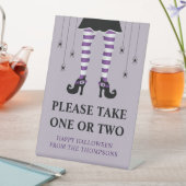 紫色の魔女の脚ハロウィーントリックまたはトリーターのノート 台座サイン (インサイチュ)