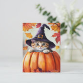 紫色の魔女帽をかぶったカボチャのかわいい子猫 ポストカード (スタンド正面)