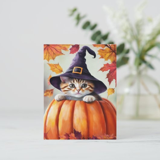 紫色の魔女帽をかぶったカボチャのかわいい子猫 ポストカード (スタンド正面)