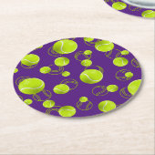 紫色の黄色いテニスボールパターン ラウンドペーパーコースター (アングル)