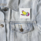 紫色の黄色い卵を工夫しているひよこ 缶バッジ (インサイチュ)