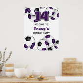 紫色の黒いサッカーチームカラーの誕生日パーティー ポスター (キッチン)