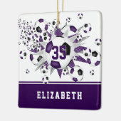 紫色の黒いサッカーボールが輝パーソナライズされたく セラミックオーナメント (左)