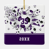 紫色の黒いサッカーボールが輝パーソナライズされたく セラミックオーナメント (裏面)