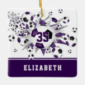 紫色の黒いサッカーボールが輝パーソナライズされたく セラミックオーナメント (正面)